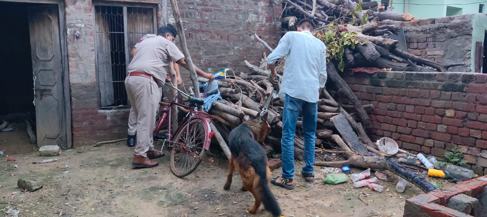 नशा तस्करों को पकड़ने और नशीले पदार्थों की बरामदगी के लिए थाना सदर हांसी पुलिस ने डॉग स्क्वाड टीम सहित गांव सिसाय कालीरामन व बोलान में चलाया सर्च अभियान